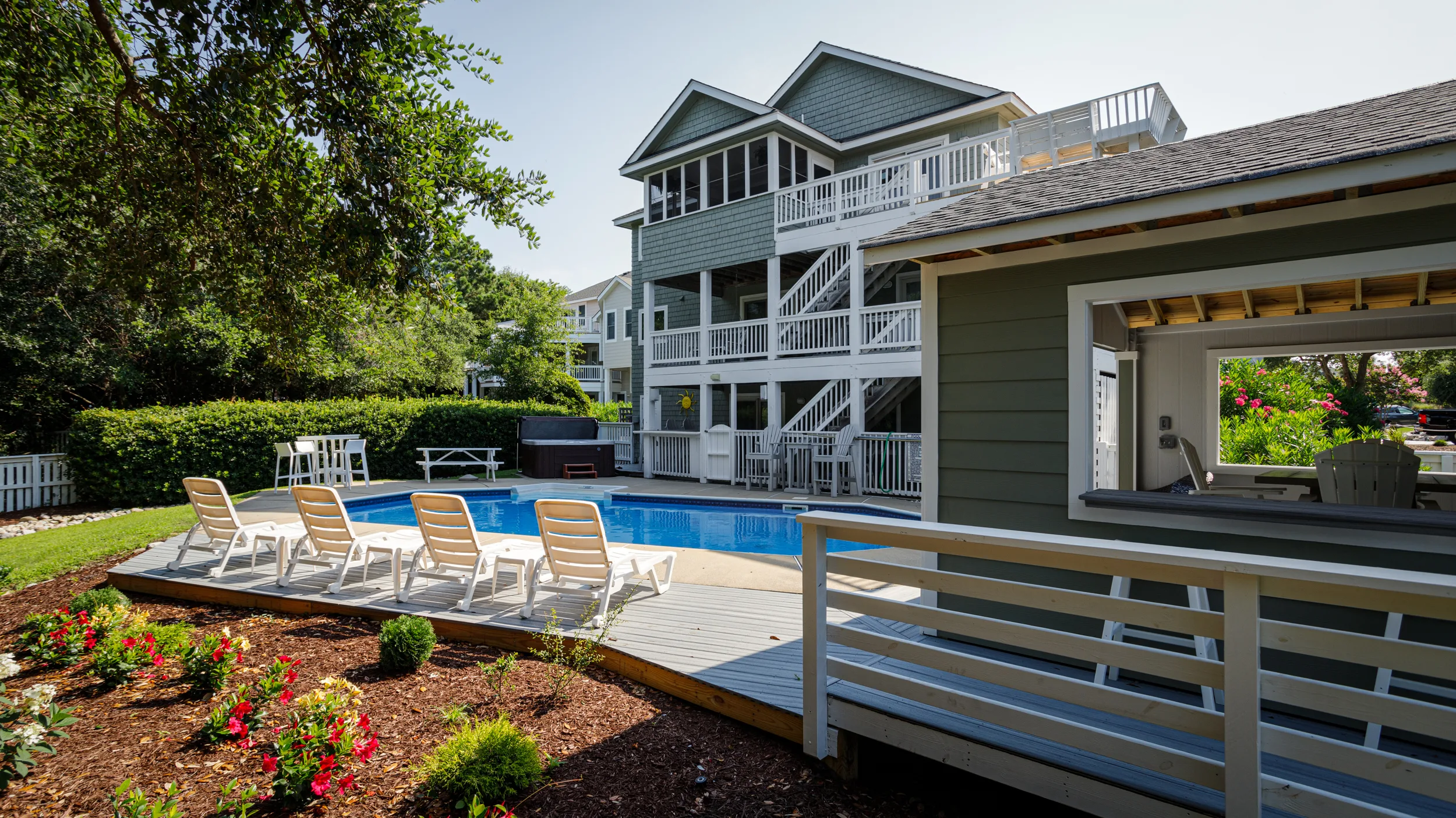 Modern Homes With Large Outdoor Oasis photo
